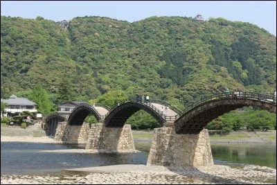 Dans quel pays peut-on voir ce pont en bois ?