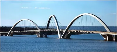 Dans quelle capitale sud-américaine peut-on voir le pont Juscelino Kubitschek ?