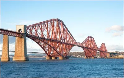 Quelle capitale est à 14 km du pont du Forth ?