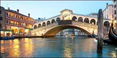 Comment s'appelle le plus vieux pont de Venise ?