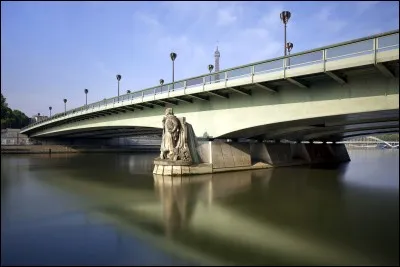 Comment s'appelle la statue en pierre du pont de l'Alma à Paris ?