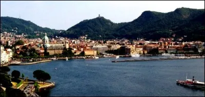 Cette ville italienne, située sur les rives de son lac, en bordure des Alpes, c'est :