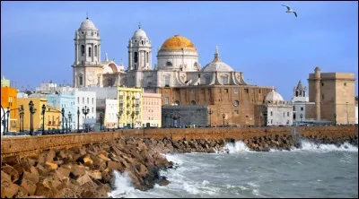 Cette ville espagnole située bord d'une baie ouvrant sur l'océan Atlantique a été le grand port européen des relations avec l'Amérique aux XVIe et XVIIe siècles. C'est :