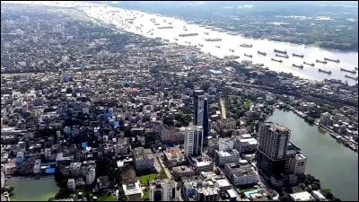 Premier port du Bangladesh et seconde ville du pays avec 4 millions d'habitants, c'est :