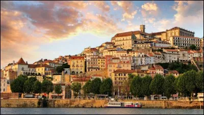 Cette vieille ville portugaise, dont l'université compte parmi les plus anciennes d'Europe, c'est :