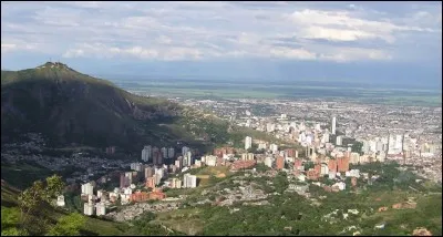 Cette ville colombienne de 2 500 000 habitants, troisième ville du pays, située à 1000 m d'altitude au contact de la cordillère, c'est :