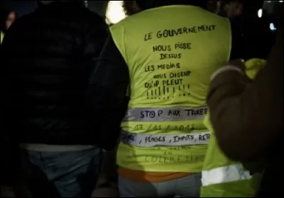 On peut être poussé à bout au point de devoir contester, mais cela n'exclut pas l'humour... Allez, au hasard des titres de presse en France, quel homme d'affaires possède Libération ?