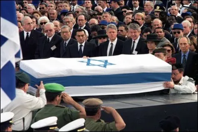 Yitzhak Rabin, premier ministre d'Isra&euml;l, est assassin&eacute; &agrave; Tel Aviv le 4 novembre 1995. Par qui ?