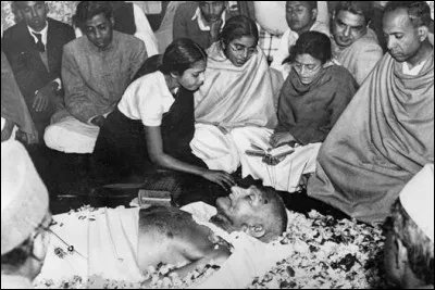 Moins de six mois apr&egrave;s l'ind&eacute;pendance et la partition de l'Inde, Gandhi est assassin&eacute;, le 30 janvier 1948, &agrave; New Delhi. Par qui ?