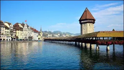 Dans quel pays peut-on voir le pont en bois Kapellbrüke ?