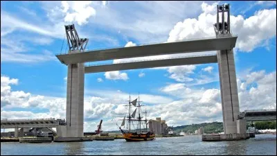 Dans quelle ville peut-on voir le pont Gustave Flaubert ?