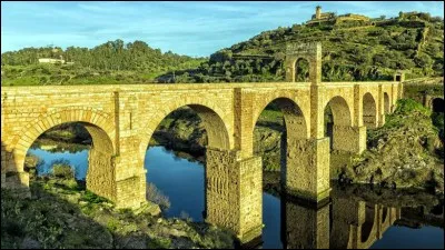 Le pont d'Alcantara est très proche d'une frontière. Quels sont les deux pays concernés ?