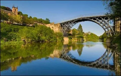 Quelle est la particularité du pont Iron Bridge en Angleterre ?
