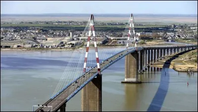 De quelle ville peut-on apercevoir ce pont ?