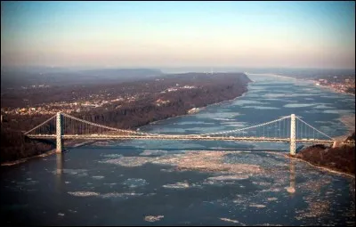 Quel fleuve passe sous le pont Georges Washington ?