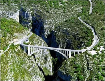Quelle gorge peut-on admirer du pont de l'Artuby ?