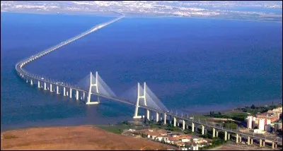 Comment s'appelle ce pont qui traverse la ville de Lisbonne ?