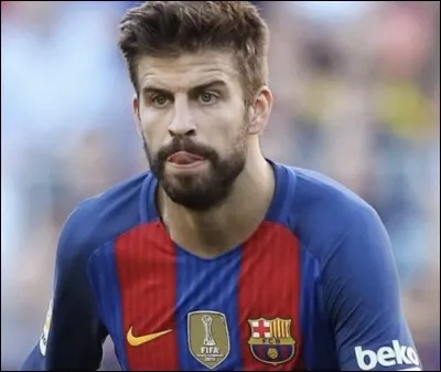 Dans quelle club, Piqué a-t-il commencé sa carrière professionnelle ?
