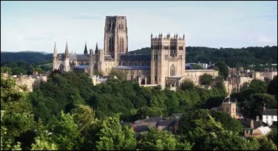 Cette ville du nord-est de l'Angleterre, connue pour sa cathédrale et son château, c'est :