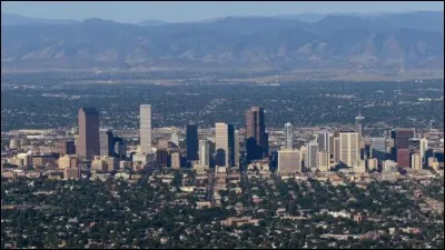 Cette ville des Etats-Unis, capitale de l'Etat du Colorado, bordée par les montagnes Rocheuses, c'est :