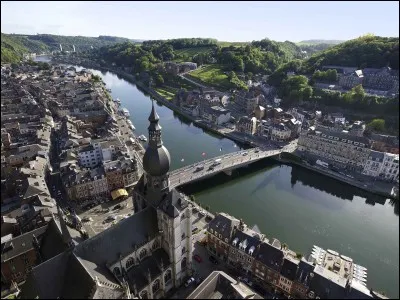 Cette ville belge sur les rives de la Meuse, au pied de falaises escarpées, c'est :