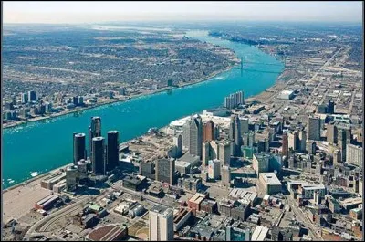 Cette ville des Etats-Unis, dans l'État du Michigan, longtemps capitale de l'automobile, d'où son surnom "the Motor City" ou "Motown", c'est :