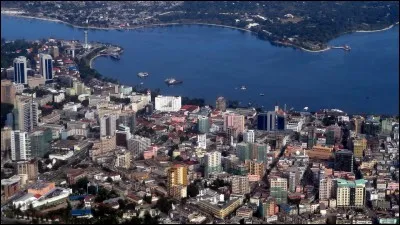 Cette grande ville africaine de plus de 4 millions d'habitants, centre économique et ancienne capitale de la Tanzanie, c'est :