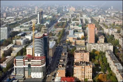 Cette ville d'Ukraine, dans le Donbass, ville industrielle d'un million d'habitants, échappe au contrôle du gouvernement ukrainien et appartient à une république sécessionniste. C'est :