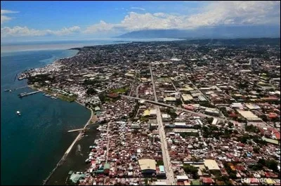 Cette ville d'Asie du sud-est, sur l'île de Mindanao aux Philippines, peuplée de 1,5 million d'habitants, c'est :
