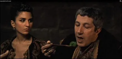 Qu'est-ce que le duc d'Aquitaine est en train de porter à sa bouche ?