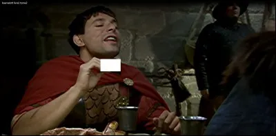 Qu'est-ce que Caius est en train de porter à sa bouche dans cette scène où a lieu une discussion entre lui Arthur et Léodagan ?