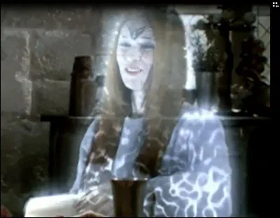 Qu'y a-t-il dans le paquet que la Dame du Lac donne à Arthur pour aller dans la grotte de Padraig ?