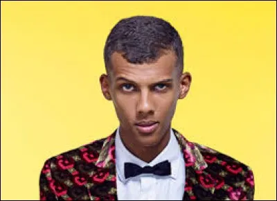 Quel chanteur partage un duo avec le rappeur Orelsan sur la chanson "La pluie" ?