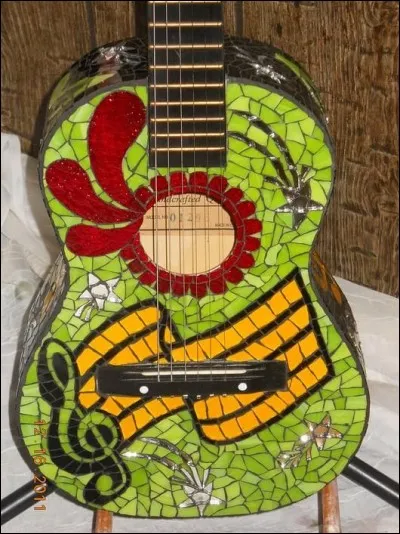 &Agrave; qui appartient la chanson "s'il n'y a que mes pas qui r&eacute;sonnent, c'est qu'il ne reste plus personne, que m&ecirc;me les murs sont froids, je n'ai plus personne &agrave; moi, quelques vieux souvenir et des cachets pour dormir" ?