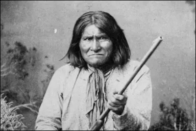 Février 1909 : Geronimo était un membre du peuple apache. Quel navigateur français lui a rendu hommage en donnant son nom à son bateau ?