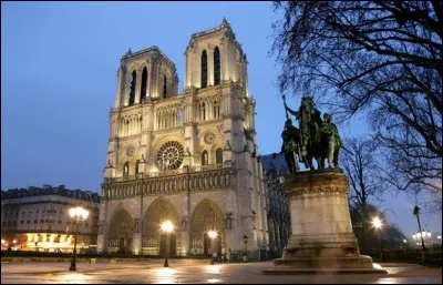 Elle est surnommée « La Ville Lumière ».