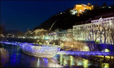 Dans quel pays peut-on voir le pont-passerelle d'Aiola ?
