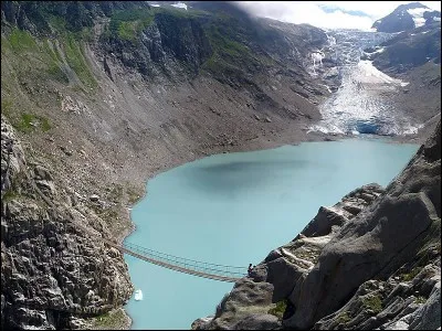 Dans quelle chaîne de montagnes peut-on voir le pont du Trift ?