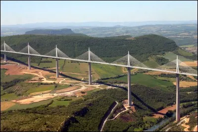 En quelle année le viaduc de Millau a-t-il été mis en service ?