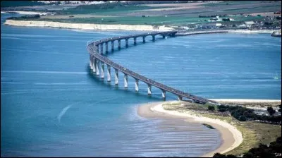 Quelle est la longueur du pont de l'île de Ré ?