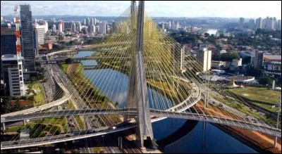 Dans quelle ville brésilienne peut-on voir le pont Octavio Frias de Oliveira ?