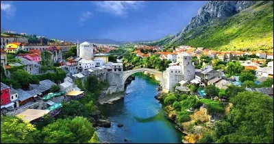 Dans quel pays peut-on voir le pont Stari Most ?