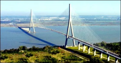 Quelles villes sont reliées par ce pont ?