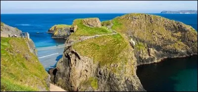 Dans quel pays peut-on voir le pont de Carrick-a-Rede ?