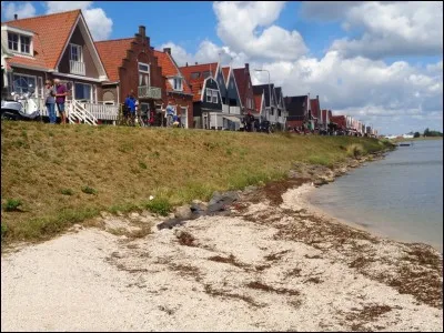 Restons dans le répertoire de Brel. Sur les remparts de quelle ville Madame promène-t-elle son cul ?