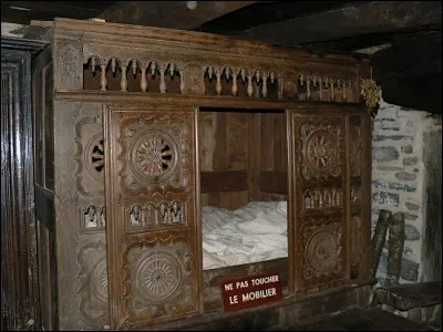 Est parfois porté sur la bouteille, c'est le...