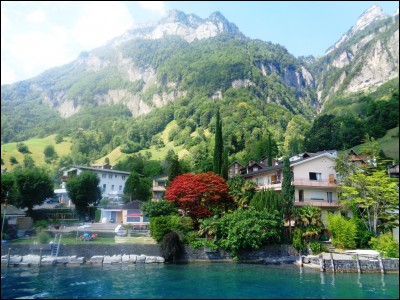 Par combien de cantons suisses le lac des Quatre-Cantons est-il bordé ?