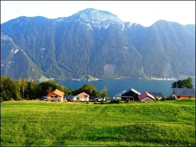 Quelle langue est principalement parlée sur les rives du lac des Quatre-Cantons ?