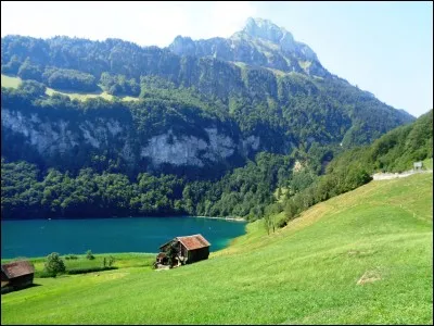 Sur les hauteurs du lac des Quatre-Cantons, se situe un autre lac, le Seeli. En Suisse, que signifie le suffixe "li" ajouté à la fin d'un mot ?