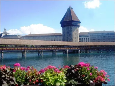 Quelle est la plus grande ville bordant le lac des Quatre-Cantons et qui est réputée être la plus belle ville de Suisse avec ses façades peintes et son fameux Kapellebrücke ?